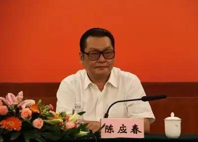 ｜點(diǎn)評(píng)｜ 有媒體梳理出，去年10月在家墜亡的國(guó)信證券原總裁陳鴻橋，其任職經(jīng)歷與陳應(yīng)春多有交集。2011年，因受賄罪獲刑7年的深圳市金融辦原主任李林，其任職期間的直接上司正是陳應(yīng)春。但目前并無(wú)消息顯示，這些事件存在直接關(guān)聯(lián)。